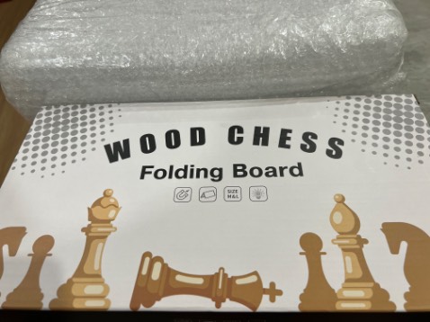 Quân cờ đep. Bàn cờ dạng dán không phải khắc - tạm ok. Đóng gói cẩn thận.