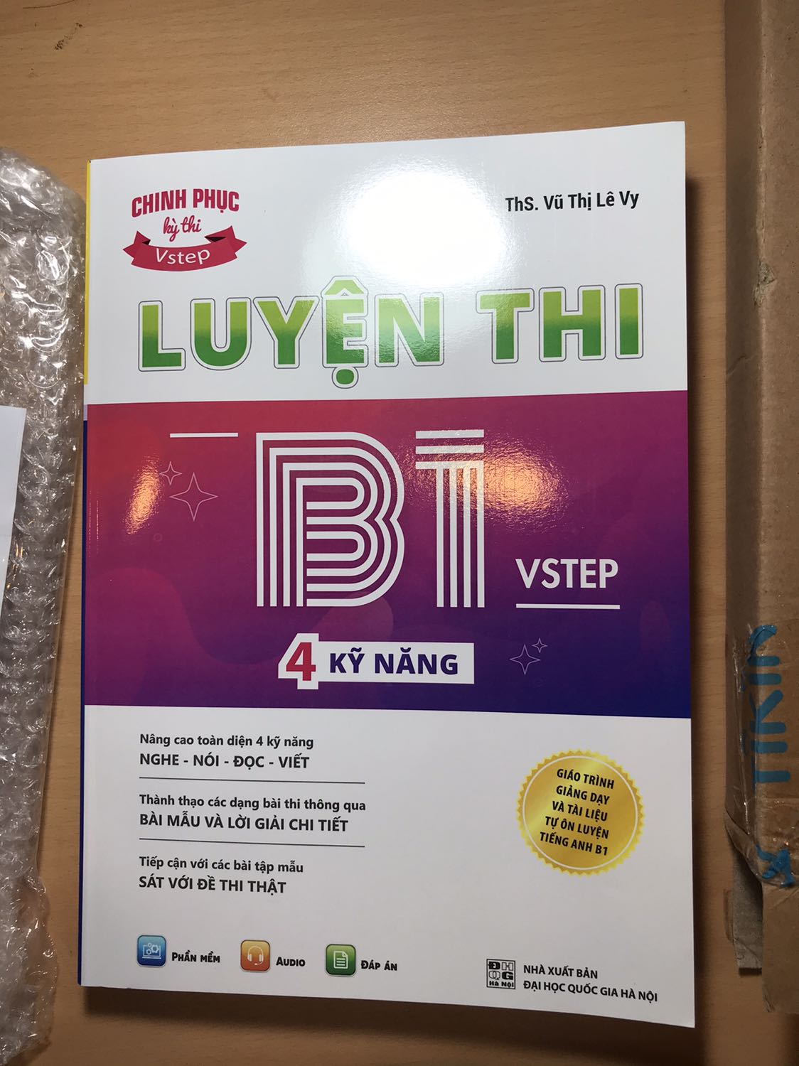Cuối cùng thì cũng có một cuốn sách B1 Vstep xịn sò, sát đề thi thật ra đời. Nghe về trung tâm ViVian và cô Lê Vy đã lâu, mong chờ cuốn sách từng ngày. Nhận được sách phải nói là ngoài cả mong đợi: sách đóng gói cẩn thận, trình bày đẹp, thú vị, có mã qr quét rất tiện lợi. Nội dung sách rất đa dạng, đầy đủ tips làm các phần của đề thi. Giờ thì có thể yên tâm “cày” B1 rồi.