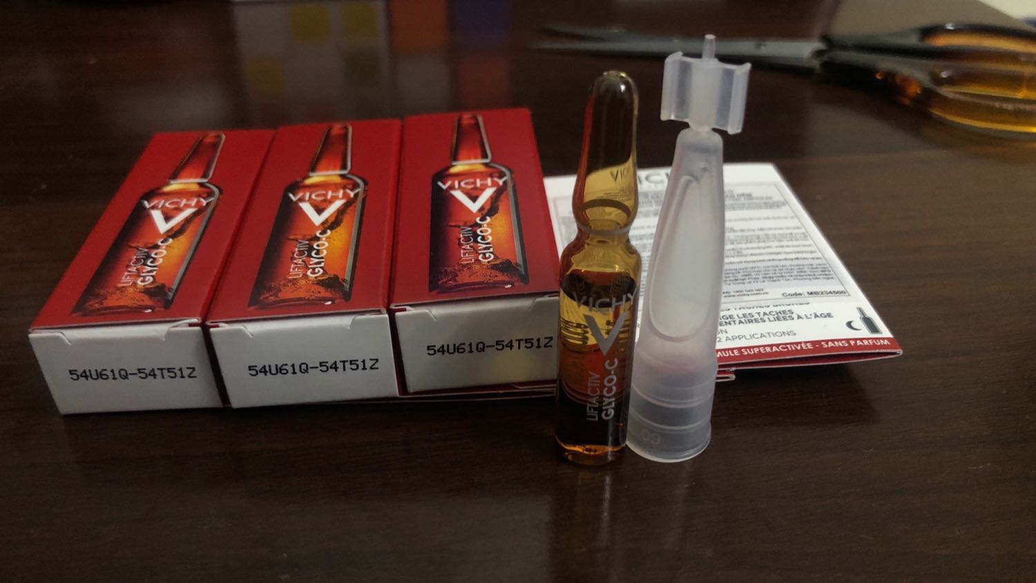 Đã nhận được hàng. Date khá xa. Mua hàng vichy oficial thì khá yên tâm. Loại kem này sử dụng thẩm thấu tốt mang lại cản giác mịn màng nhẹ nhàng rất thích. Đợt này lại được tặng thêm tinh chất dạng nước rất thích!