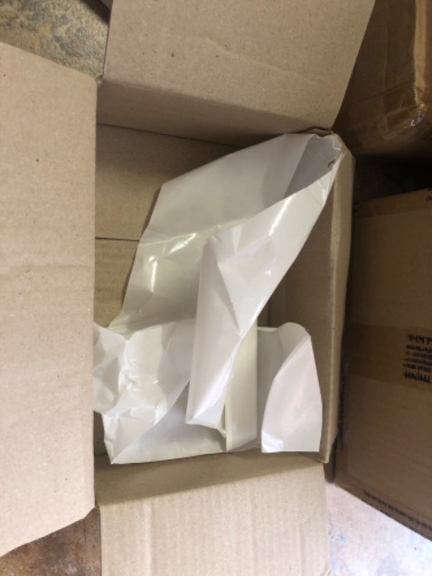 Bản đặc biệt nhưng mà ko thấy postcard đâu chỉ có móc khoá. Không có bọc chống xóc mà cho đoạn nilon kia vào chả hiểu để làm gì. May phước là quyển truyện ko sao.