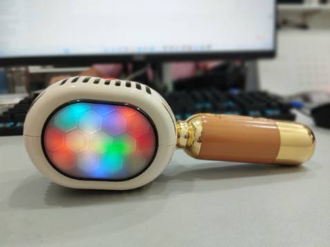 Giao hàng nhanh chóng, shop tư vấn rất nhiệt tình
Hàng chính hãng, loa bên dc thiết kế bên trong micro, nghe hay, hút âm tốt, hát ổn, giá sale 1 củ, sp có bảo hành đầy đủ nên rất yên tâm. Mình mới mua thêm 1 cái để ghép đôi hát song ca.