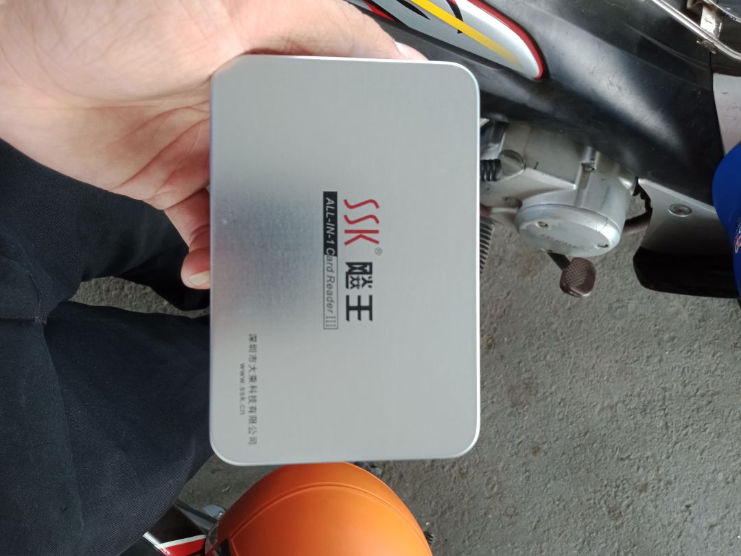 đầu đọc thẻ được bỏ vào hộp chống sốc khá chắc chắn, có các loại thẻ, nhưng cáp kết nối lại là đồ cổ lỡ lm mất thì hơi mệt .