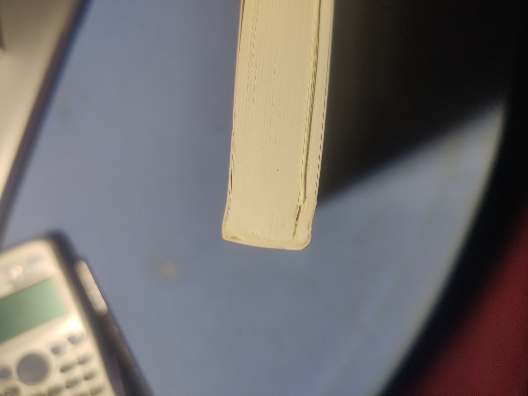 bạn có muốn mua một cuốn sách bị sứt...?
sách thật mà làm như sách giả ấy chưa đọc là nó sứt ra rồi. chưa bàn tới nội dụng thấy sứt ra là chán lắm rồi