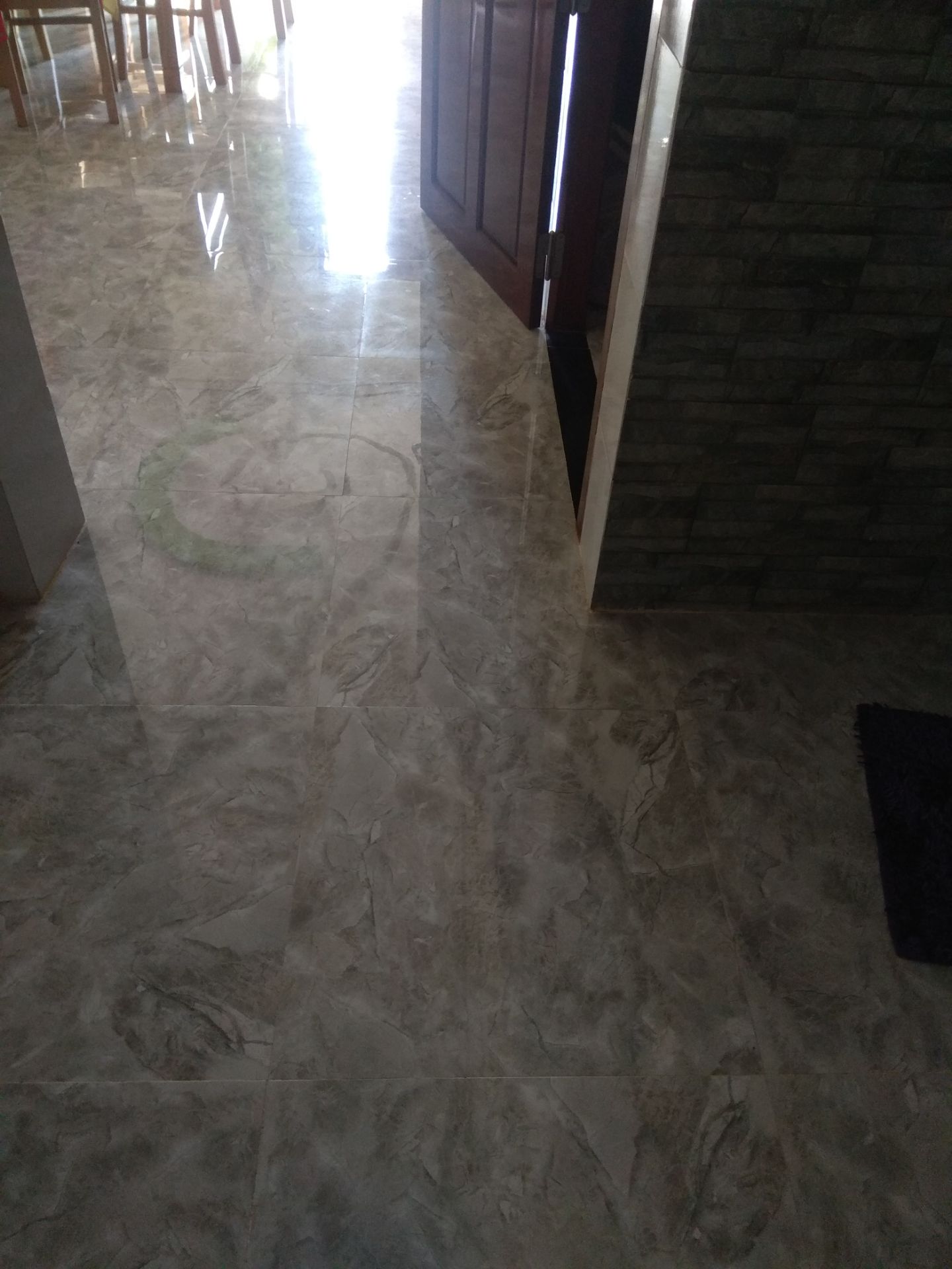 quá tuyệt vời. nên mua nhà các mẹ. mình chỉ cần bỏ khoảng 2 miếng vào nước cho tan rồi lau 1 lần để khô là sạch bóng thơm tho. lúc trước lau bằng nước lau sàn nhà mình p lau 3 lần mới sạch trong khi cái này chỉ cần 1 lần.