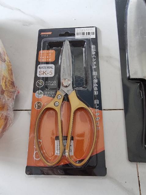 Kéo y hình,  cầm chắc tay,  mũi kéo không nhọn nên cảm giác cầm an toàn