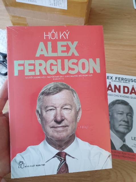 Shop đóng gói cực kỳ cẩn thận, bao chống sốc quấn vừa đủ và chắc chắn chứ không quấn đại một cục.
Sách rất mới và đẹp.
Nội dung mình đã đọc online rồi nhưng là fan Man Utd nên vẫn muốn có sách trên kệ.