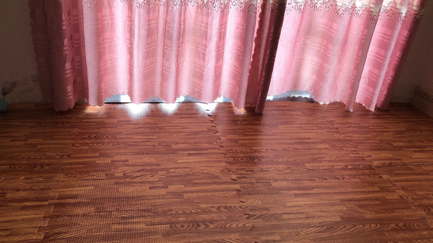 Mình lót sàn cho bé tập đi, thảm không quá dày, nhưng đủ giúp bé giảm đau khi té ngã, thảm dễ lau chùi. Nên mua