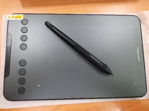 Giao hàng đúng ngày dự kiến. Nhân viên giao hàng rất lịch sự và hiền. Mình mở hàng để kiểm tra thì thấy đầy đủ phụ kiện và quà tặng kèm. Sử dụng rất dễ luôn nha, chỉ cần ghép đầu chuyển rồi cắm vô điện thoại (android) là dùng được ngay. Mình cứ tưởng phải lên máy tính để cài đặt cơ. Nét đậm nhạt rất ổn luôn. Thật là thấy giá rẻ hơn chỗ khác mình có hơi lo, không ngờ ok đến vậy.