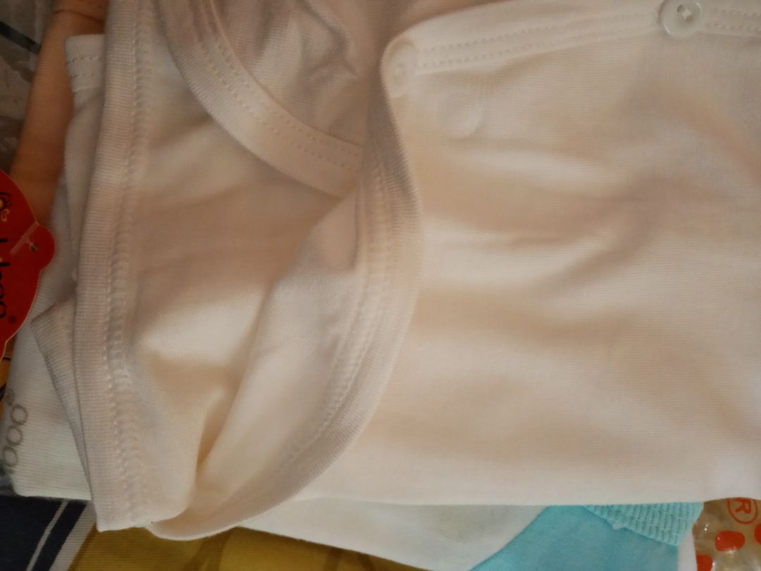 Áo này vải siêu mềm, mịn, mát, cực thích, đường chỉ may chắc chắn, vải co giãn vừa, độ dài và rộng của sản phẩm cũng phù hợp với bé. Tiếc là sản phẩm chỉ có màu trắng, chưa đa dạng loại có hoạ tiết hoặc màu khác để khách hàng có nhiều lựa chọn sẽ hay hơn.