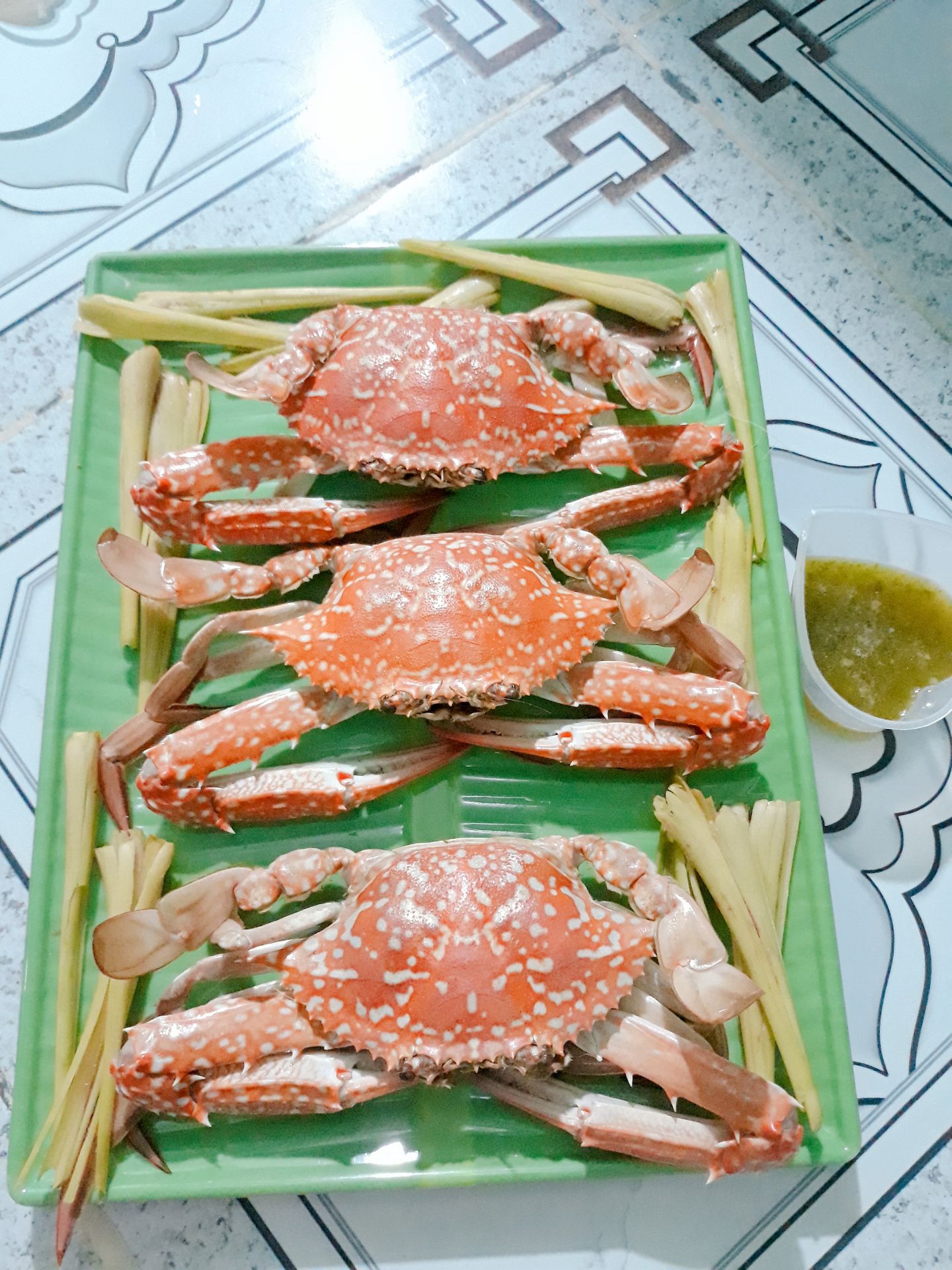 Giao hàng nhanh cực kì, mới đặt tối hôm trước, hôm sau đã giao, mặc dù mình ở tỉnh. Nhận đc hàng khá ngạc nhiên, vì nhìn nó nhỏ hơn trong hình rất nhiều và nhẹ ^^. Nhưng về ráp lại thì nhìn khá hơn. Hấp cũng đc nhiều . Về hấp thử khoai lang, khoảng 15 phút là ok. Rút kinh nghiệm cho nước ít thôi. Vì nó còn bốc hơi ngưng tụ lại thành giọt nước chảy ngược lại xuống chỗ chứa nước. Hôm sau thì mua ghẹ về hấp xã, cũng khoảng 20 phút, mình canh tgian đại vì ko bik khi nào nó vừa đủ chín. Cũng rất ok. Dễ tháo ráp. Vệ sinh chân máy kĩ xíu là đc. Vì dây điện dính vs chân máy. Nói chung là ban đầu rất thích và ổn. Không biết về sau có bền ko. Thôi cứ cho 5 sao đã. Vì giá ntnay đc vầy là ok lắm roài ^^