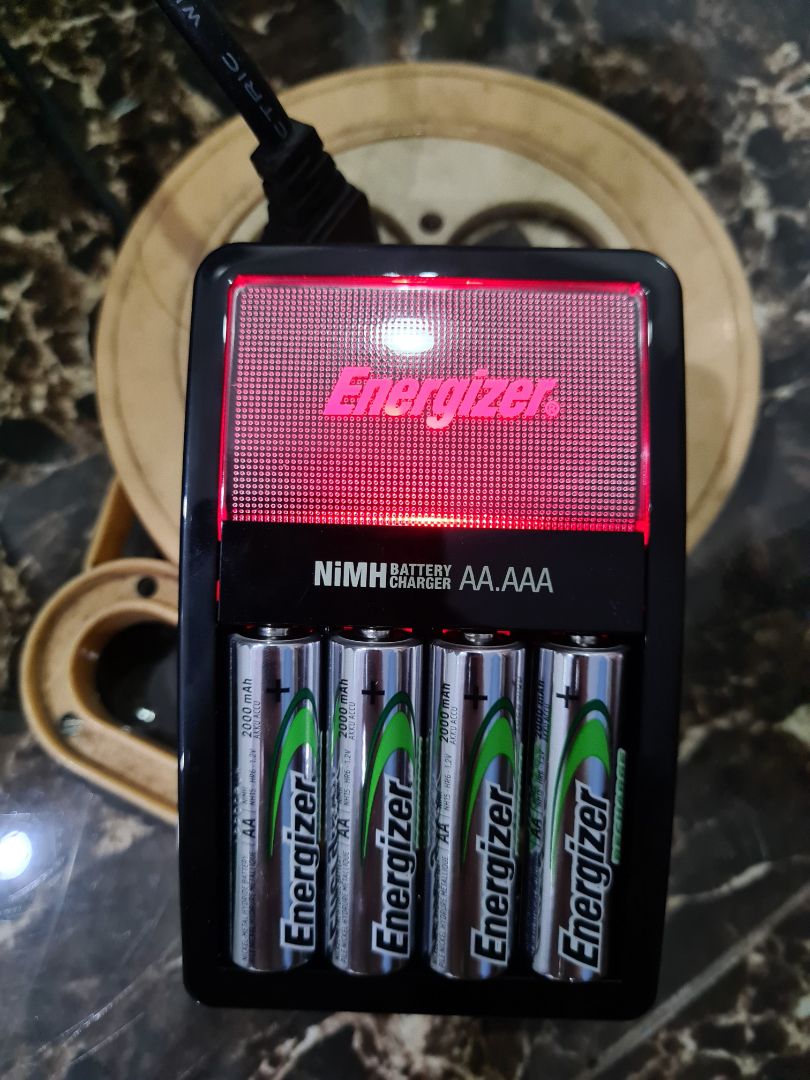 Củ sạc Made in China, Pin Made in Japan, 2000 mAh/ mỗi viên. Sạc đi kèm 4 Pin AA. Có đế con tích hợp bên trong để sạc cả pin nhỏ hơn là AAA.
Tháo ra sạc khoảng 5 tiếng thì đầy. Pin dùng được lâu, tùy thuộc vào mục đích dùng ít hay nhiều.
Có Đèn báo đang sạc, pin đã đầy và báo cả Pin chay hoặc hư nữa.
Nói chung là rất tốt.