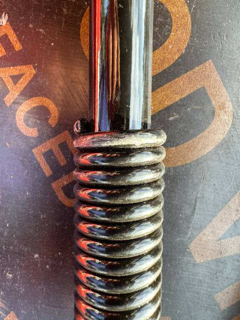 Không còn gì để diễn tả thêm, hàng đổi trả mới nhận kiểm tra lại chỉ thấy thay cái tem , còn hàng thì vẫn y nguyên lỗi như lúc trả, còn cả sơn lem nhem trên tay cầm sau đó đóng gói rồi chuyển lại cho người mua. Thât là kiểu làm ăn *** đảo, chộp giật coi thường khách hàng. Yêu cầu Tiki hoàn lại tiền