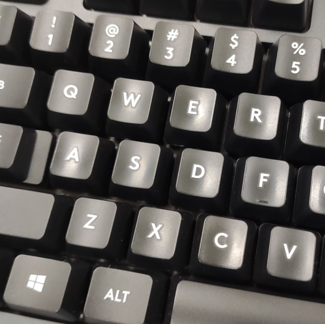 Đã xài một thời gian rồi mới đánh giá. Bàn phím chắc chắn, tín hiệu không dây phản hồi tốt, không bị lag với đầu thu còn Bluetooth lag nhẹ. Phần kê tay liền khối nên hơi tốn diện tích. Phím bấm bằng nhựa abs sau 1 thời gian sẽ bị bóng (số sánh phím A, S, D, W hay xài với Q và Z trên hình), switch Romer G của Logitech độc quyền nên không thay keycap được.

Mua với giá khuyến mại gần 1 triệu 7 là hợp lí.