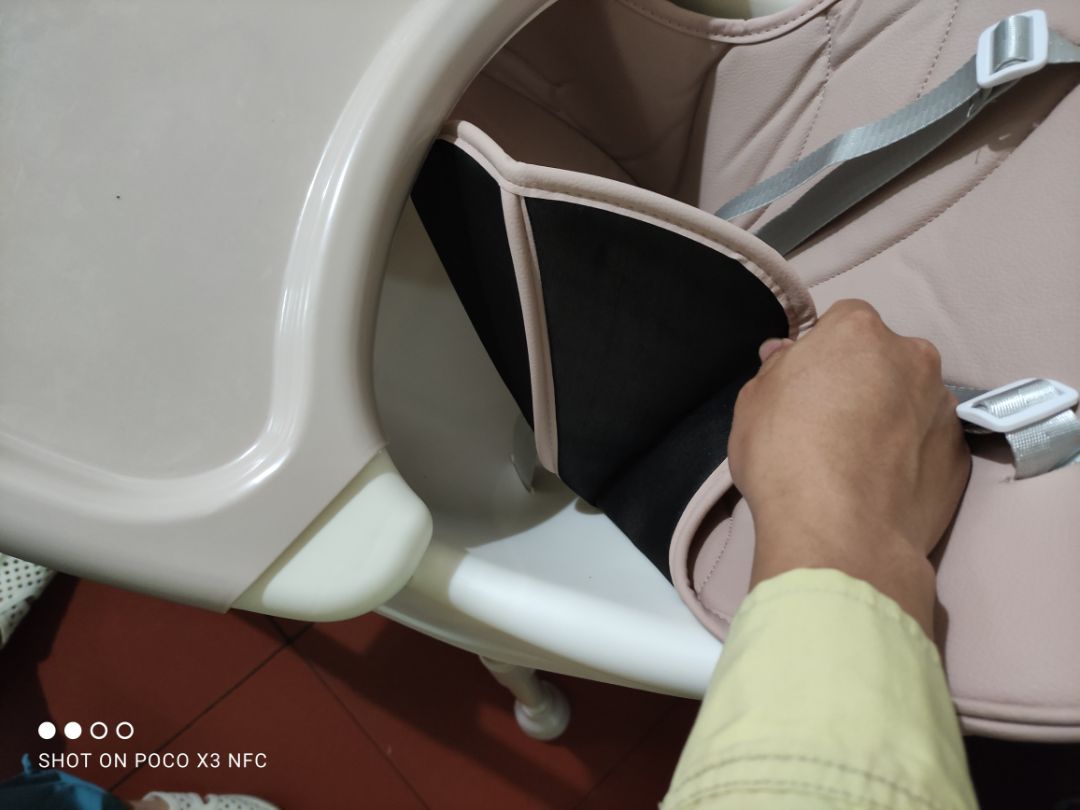 ghế khá chắc chắn, đệm ghế có thể tháo dời dễ dàng vệ sinh.