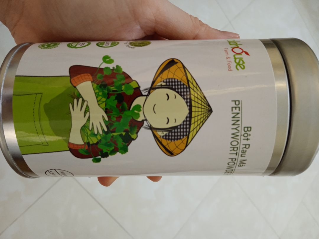 Bột có mùi rau má nhưng nhạt hơn. Khi pha ra khá lợn cợn bã rau má. Muốn uống ngon thì phải lọc, còn mình lười thì uống vậy luôn. Một muỗng cà phê bột rau má là pha được gần 500ml rồi, pha 2 muỗng sẽ bị đắng. Nói chung sản phẩm ổn so với giá.