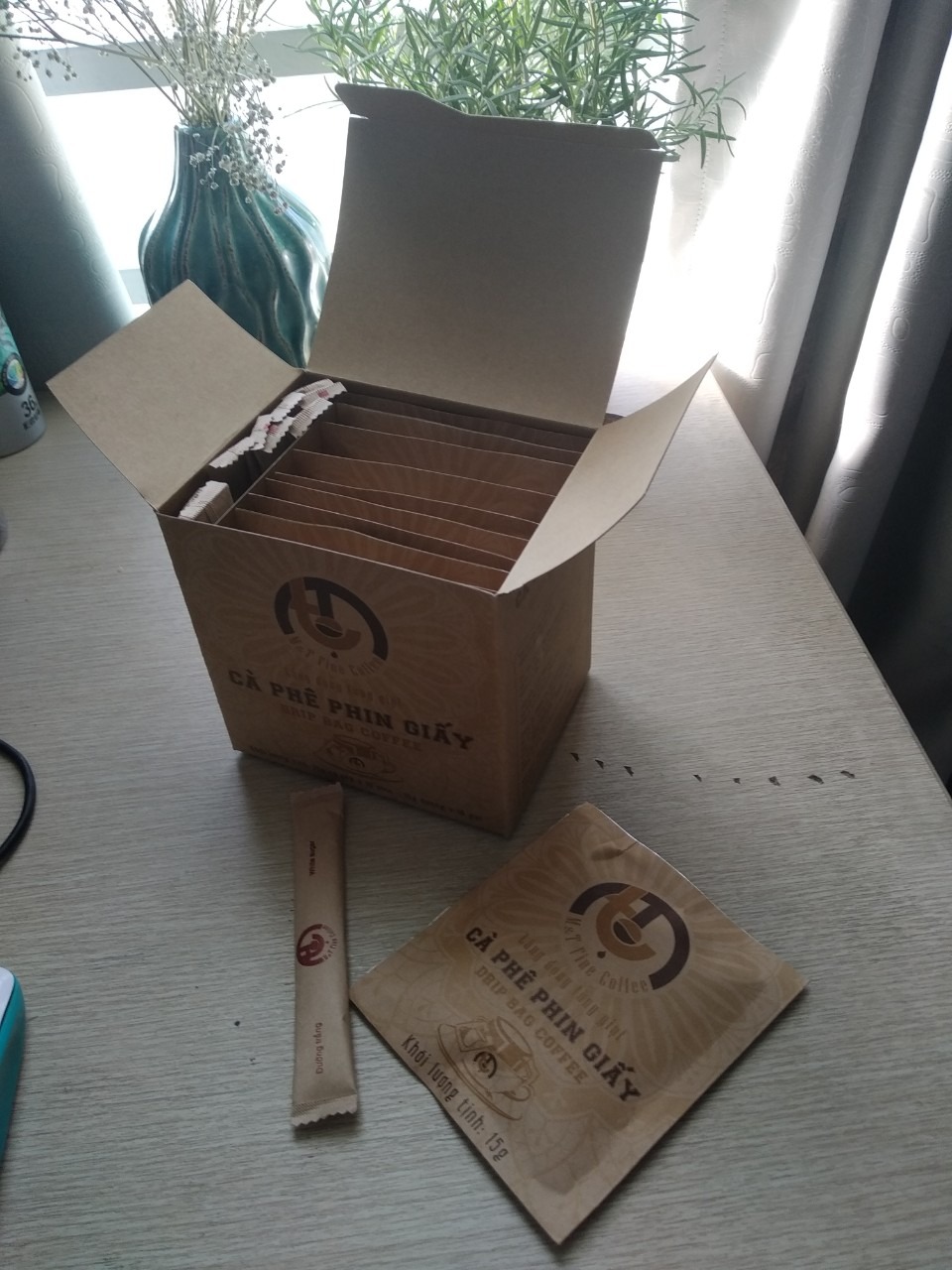 Tiki đóng gói cẩn thận, giao hàng nhanh. Sản phẩm bao bì đẹp, thông tin sản phẩm và hướng dẫn cách sử dụng rõ ràng. Đã uống cà phê có hương vị tự nhiên  đúng chất rang mộc, đúng gu cà phê của mình thích uống. 
Cảm ơn Tiki, cảm ơn M&T Fine Coffee!