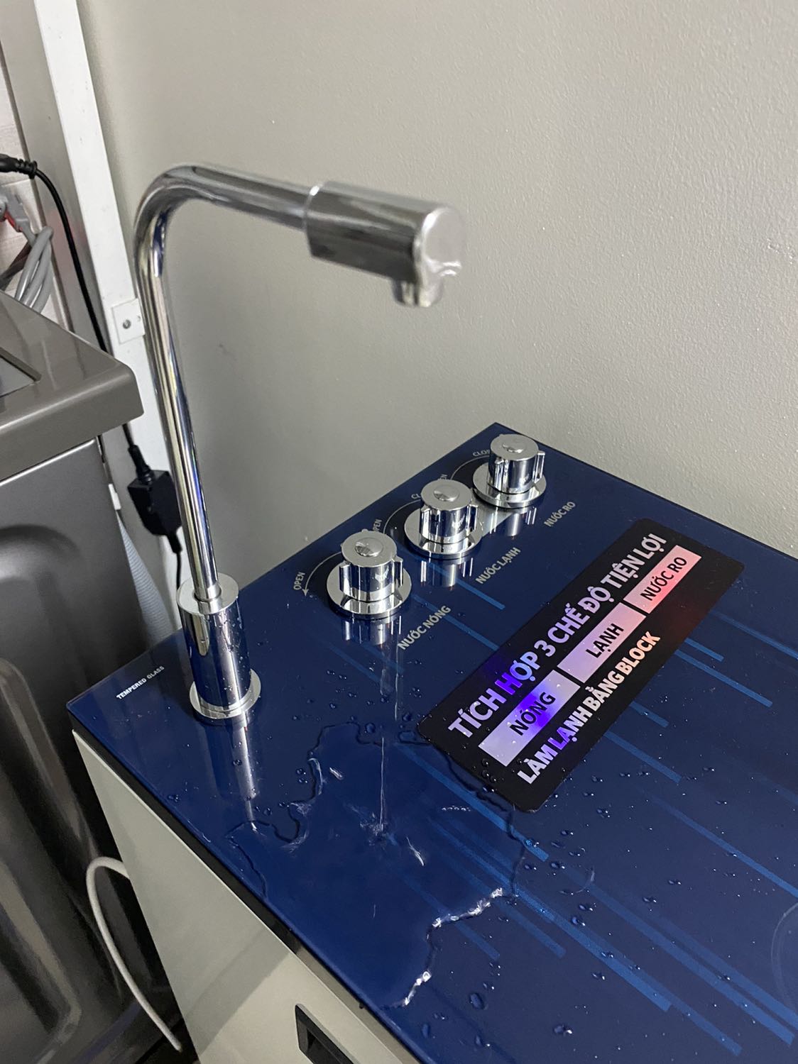 Chất lượng không tương xứng với giá
Nước nóng của máy không thể dùng để pha mì.
Vòi xả tràn cứ chảy suốt mỗi lần lấy nước là nó chảy còn nhiều hơn cả nước trên vòi, sách hướng dẫn không nói đến vòi xã tràn này nên lắp dây hay không
Nước ở vòi chảy quá chậm, lấy được nữa ly thì nó chảy nhỏ giọt