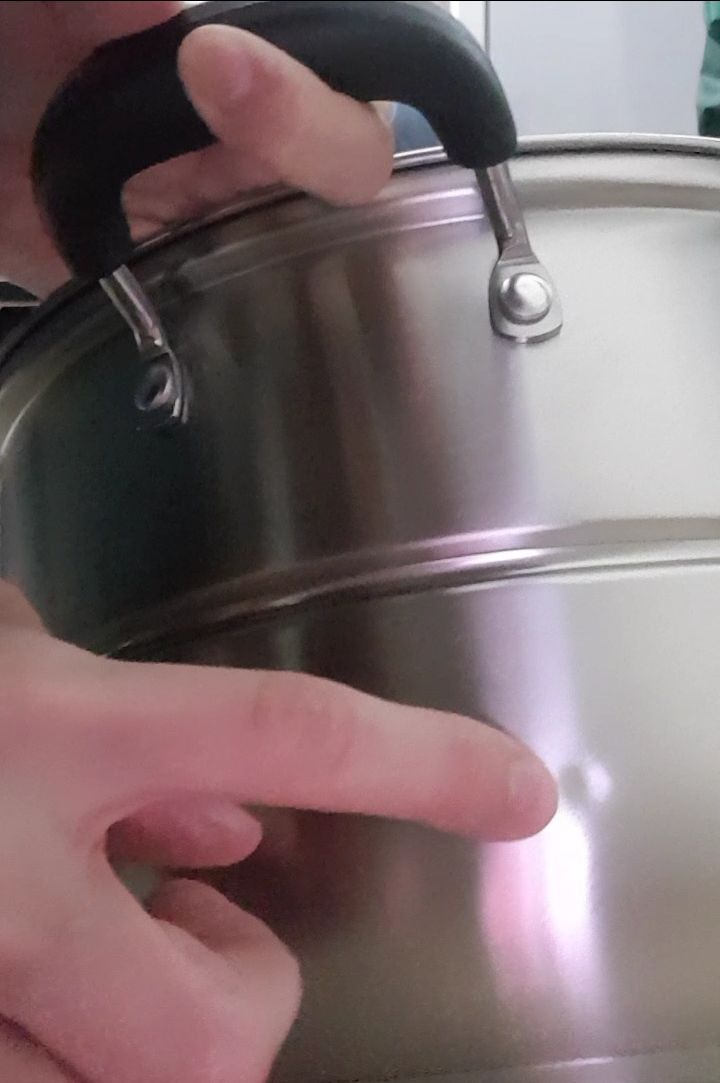 Nồi khá to, giống hình ảnh quảng cáo. Nồi này hấp thức ăn thì ok chứ hấp xôi thì ko ổn vì lỗ to quá. Ngoại trừ 1 vết lõm nhỏ như trong hình chụp ra còn lại mọi thứ đều ok. Mình chọn chủ yếu là do có lớp inox 304 bên trong. Cộng điểm cho tikinow, đúng 2h từ lúc đặt là hàng đc giao đến