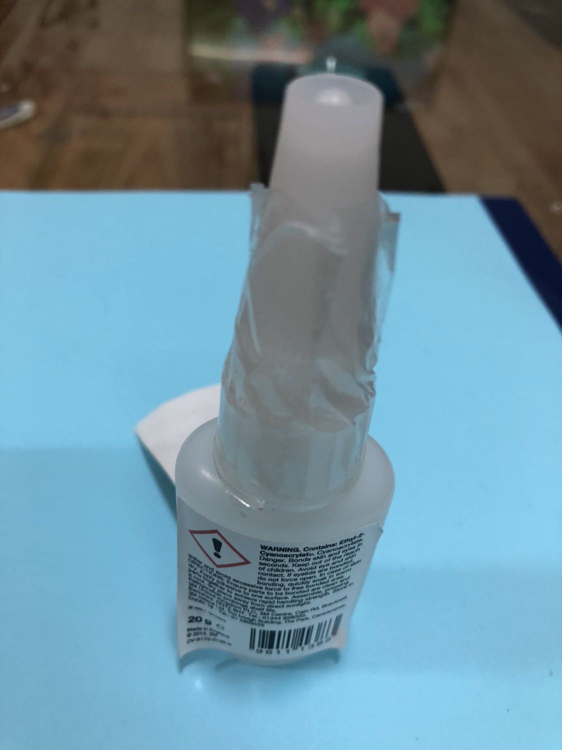 Hàng đã nhận nhưng không giống quảng cáo. Tem mác bong chóc giống hàng nhái hàng fake. Dán cao su thấy điểm dán bị giòn dễ gãy , khô để lại vết mầu trắng trên bề mặt không khác gì keo 502. Về cơ bản không hài lòng