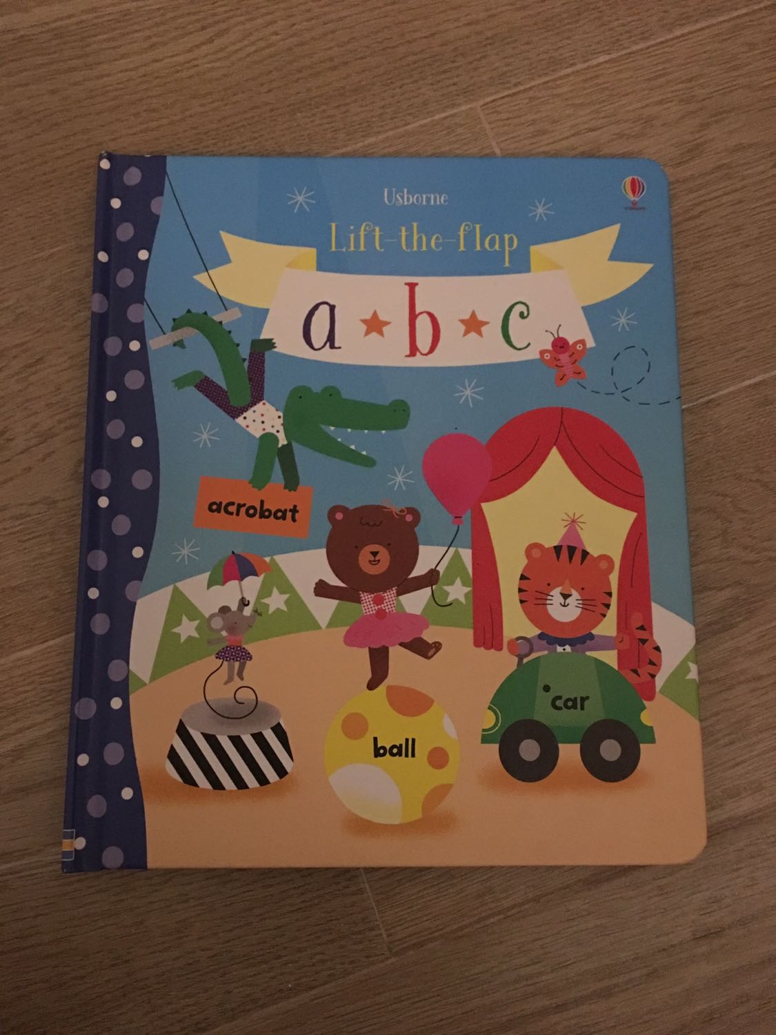 Sách đẹp, màu sắc bắt mắt. Bé nhà mình rất thích series lift the flap này của Usborne. Tuy chất giấy có khác với sách mang từ Mỹ về nhưng chất lượng vẫn rất ok. Rất đáng tiền!