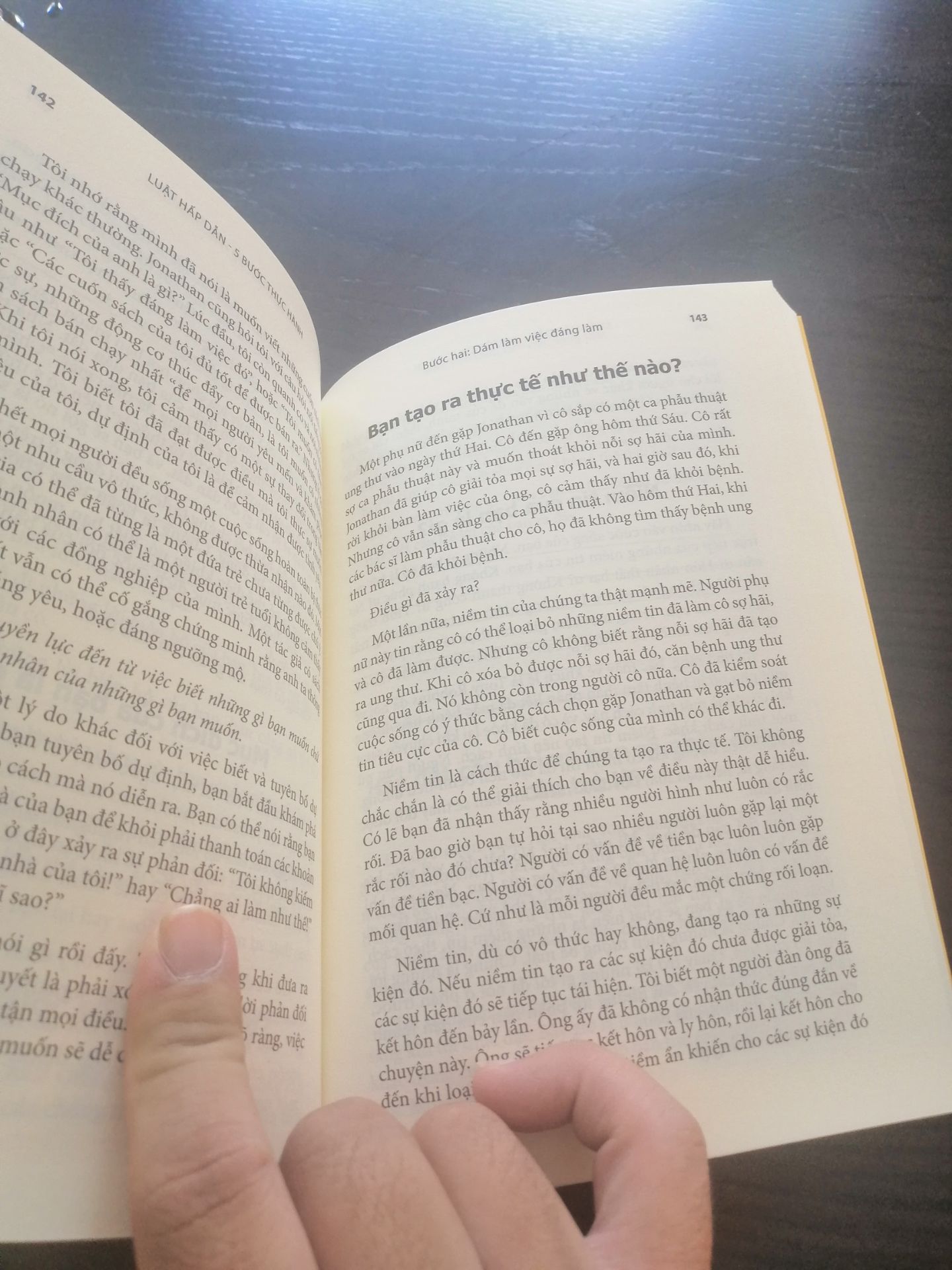 Mình đặt TIKINOW, giao hàng rất đúng giờ.
Sách viết về LUẬT HẤP DẪN có hướng dẫn thực hiện rất rõ ràng và chi tiết để thực hiện nhưng mình khuyên cách bạn nên đọc Ngừoi Nam Châm trứơc khi vô cuốn này, để có sơ sơ kiến thức về luật hấp dẫn rồi mới thực hành.
