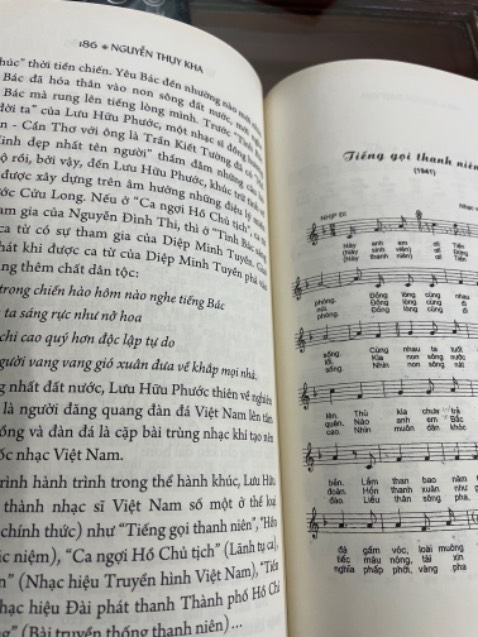Nội dung rất hay, nhiều tư liệu quý và hấp dẫn. Chỉ tiếc phần sheet nhạc in hơi nhỏ do cố chụp nguyên bản, vài dòng nhạc ko rõ nét lắm. Giá mà in được khổ A3 để rõ các sheet nhạc thì tuyệt quá