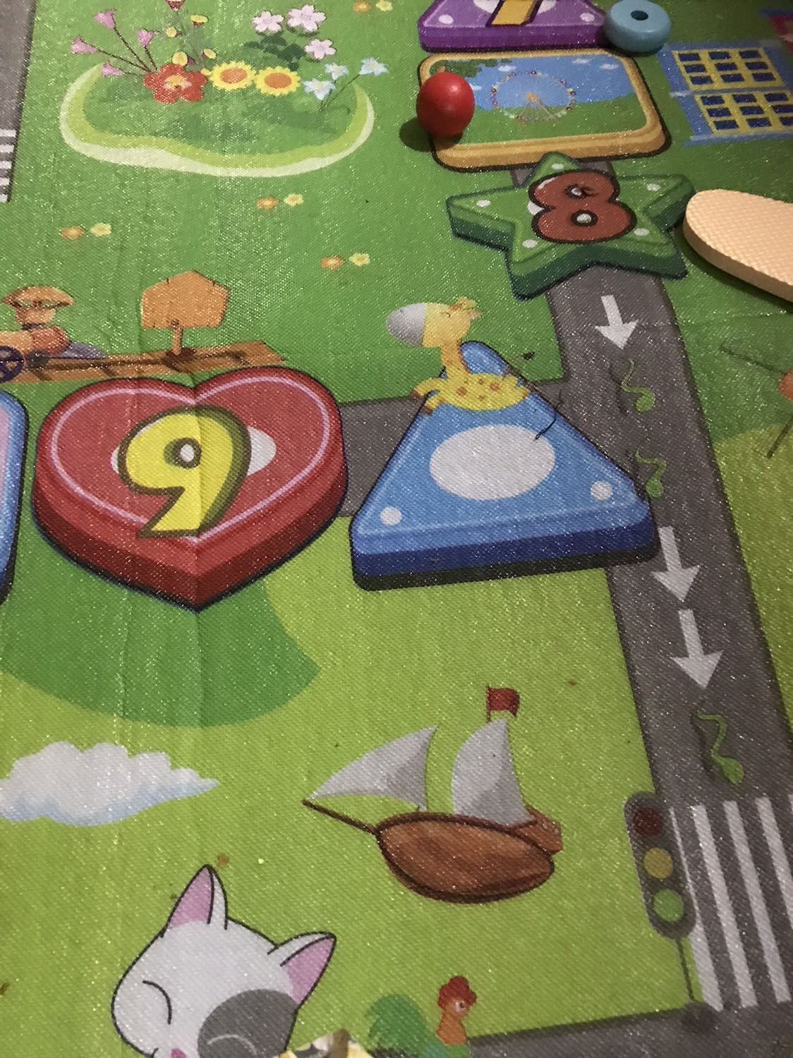 Thảm đẹp có hình con thú và hình nên bé nhà mình rất thích. 
Tuy nhiên bạn nào muốn hình k bị rơi thì cho keo dúh hình vào