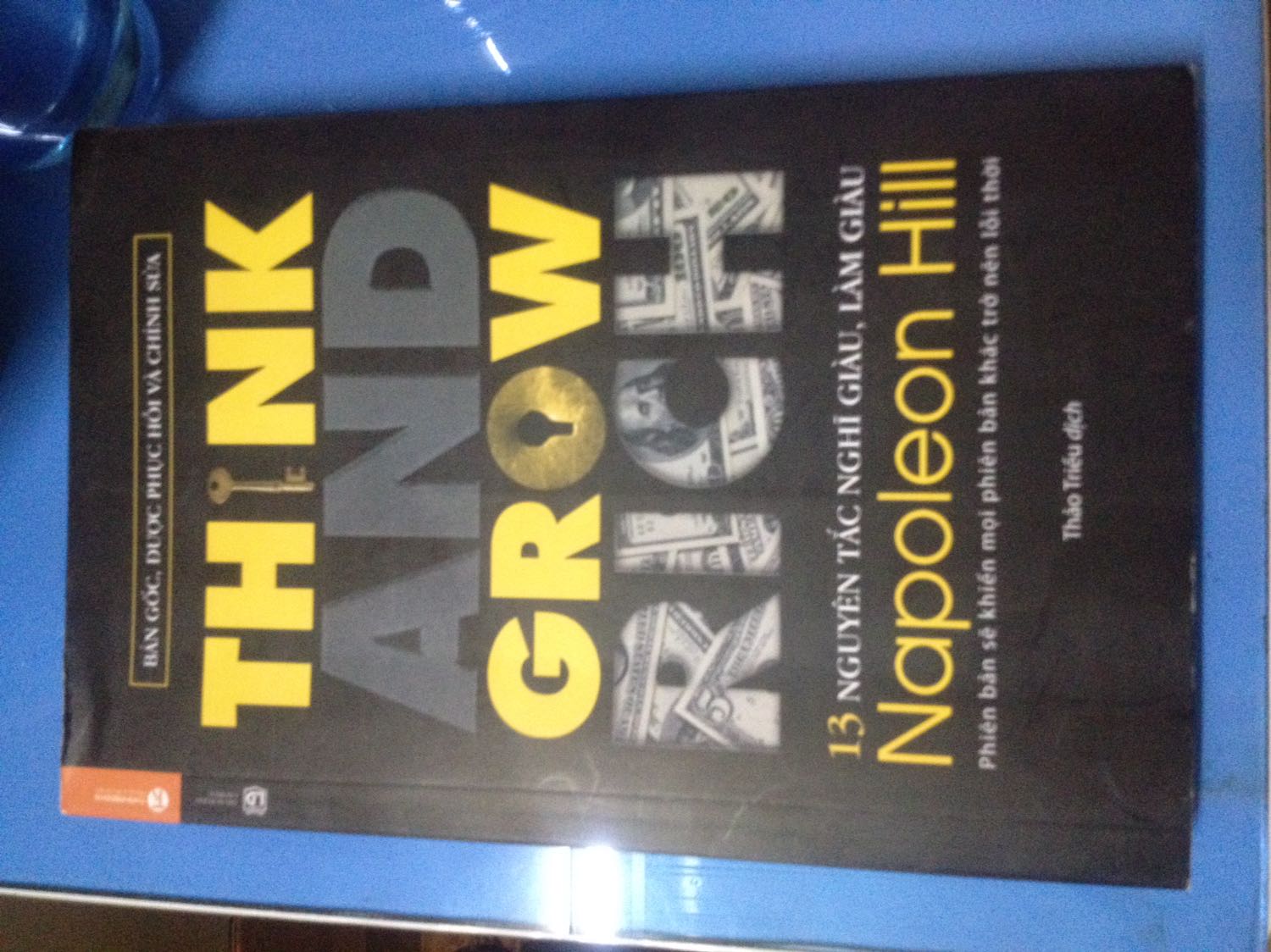 Mình đã mua sách trên tiki nhiều lần và cũng từng được hưởng ưu đãi mã giảm giá . Xin cảm ơn vì điều đó . Nhưng cũng muốn góp ý mấy câu : sách mua về có cuốn chất lượng, có cuốn thật tệ, lần trước có cuốn cắt giấy bị lẹm, chất lượng giấy xấu mình cũng ko đánh giá gì vì mình nghĩ đôi khi ai cũng mắc sai lầm . Nhưng lần này mua 3 quyển : trong đó có quyển này : 13 nguyên tắc ... Mình đã chọn nguồn Ahabook mắc hơn một chút rồi mà về giở ra bìa xước tùm lum, góc dưới bị gấp dập như bị vật nặng đè lên, góc trên cũng móp méo chả hơn( mọt sách chẳng thích điều này) : vậy mà cũng đóng kẹp vô cho khách được , có phải đông khách thì sẽ giảm chất lượng ko ? 1 lần là sai lầm nhưng nhiều lần là lựa chọn , mình cũng là người đọc sách, cũng biết chút lí lẽ, nói ra ko để hạ uy tín tiki lại vừa mang tội, nhưng mình nghĩ khi mình bỏ tiền ra mua thì mình xứng đáng nhận được thứ mình muốn . CỨ NHÌN QUYỂN SÁCH LÀ lại THẤY HỜN lun :(