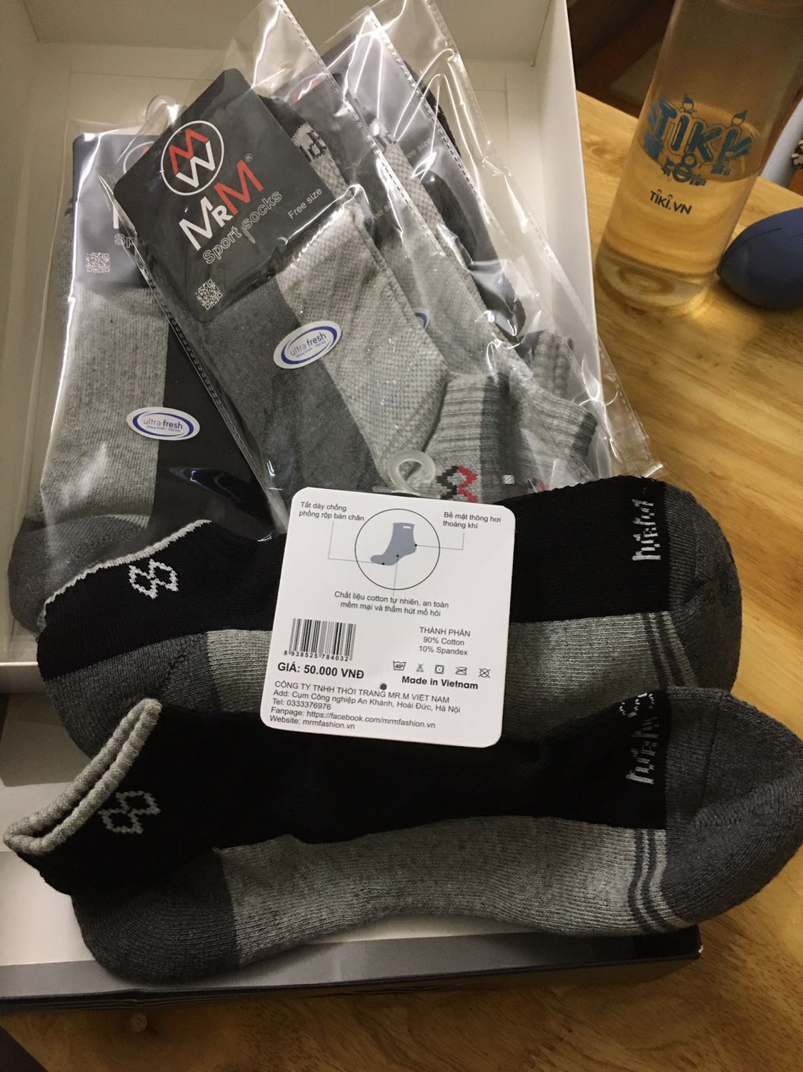 Cảm ơn nhà bán hàng đầu tư cho hình thức trình bày và bọc gói sản phẩm nhé. 5 đôi tất nhưng có nguyên hộp to như hộp của hay đựng trưng bày áo sơ mi vậy. Giá bán lẻ là 50k/ đôi, chất liệu mềm êm, cách thức may dầy và thêm lót êm ở phần dưới gan bàn chân, gót và đầu mũi chân. Phần bên trên mua bàn chân thì may chéo mắt lưới gọi là thưa hơn so với mặt dưới, nhưng phải kéo căng ra mới thấy. Chắc thiết kế để dễ thoát mồ hôi và thoáng khí hơn khi đi cùng các dòng giày thể thao thì phần buộc dây giầy và hai bên hông của bàn chân là để thoát hơi ẩm mà. Tất không phân biệt bên trái bên phải. Mua theo gói combo 5 đôi như vậy giá cả âu cũng quá hợp lý. Build giá bán tốt và sản phẩm theo mình thấy đáng đồng tiền đó. Chúc bán tốt sp nhé.  Tạm vậy, khi nào trên chân chạy bộ rồi sẽ comment thêm.