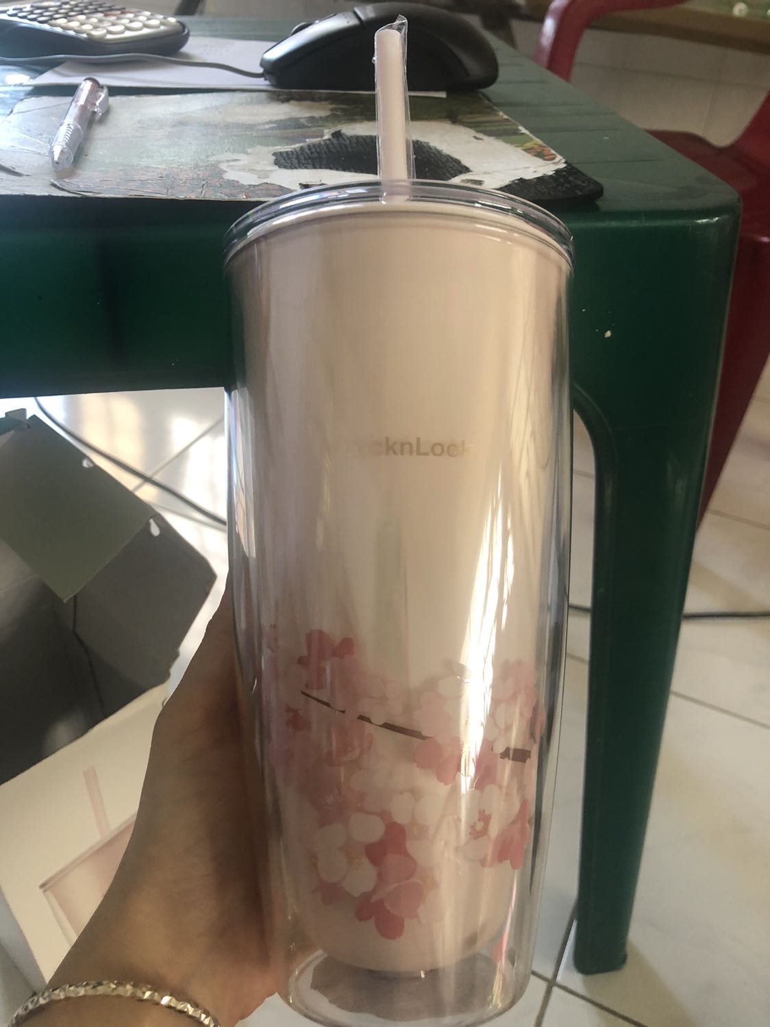 Bình rất to so với tưởng tượng của mình và rất đẹp nha mọi người. Nhưng đóng gói và vận chuyển hơi thất vọng. Nhận hàng mình chứ sợ bị bể ly.