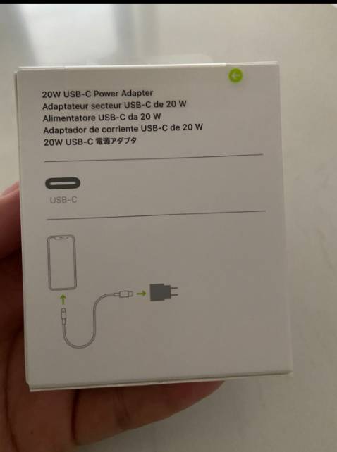 Sạc chuẩn auth nguyên seal phân phối chính hãng bởi FPT, giao hàng nhanh đặt hôm qua hôm nay có. Mua rẻ hơn ở các siêu thị di động, điện máy. Cảm ơn shop.