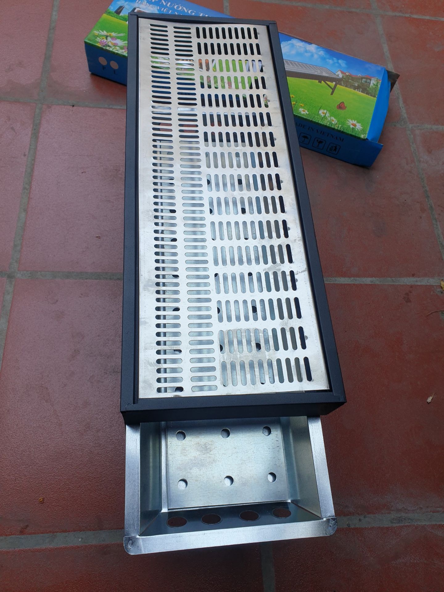 Năm ngoái m có mua của shop 1 bếp rồi dùng rất thích. Nhìn chung năm nay sp đẹp hơn, khung cứng chắc và phần vỉ sáng bóng dễ vệ sinh hơn. Thanks shop.