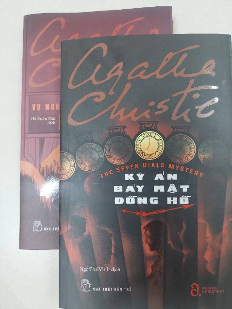 Không có Hercule Poirot hay Mrs Marple rõ ràng làm bớt đi nét những nét duyên, dí dỏm trong tác phẩm. Một câu chuyện chưa đủ hay cùng với cách kể chuyện khá rời rạc, có lẽ đây là tác phẩm kém cuốn hút nhất đến nay của Agatha Christie với cá nhân người đọc dù vẫn có một cái kết bất ngờ.