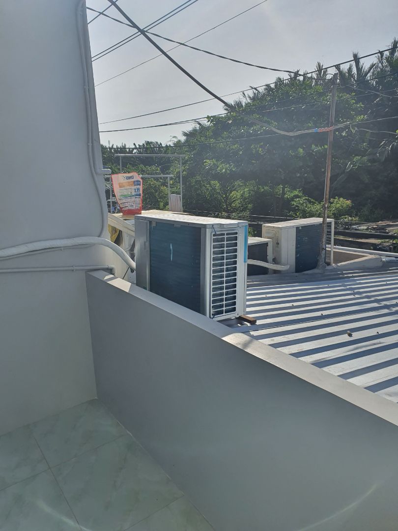 Máy lạnh xài tốt, mình 2 phòng nhỏ lắp 1 cái là dư sức lạnh luôn. Hàng mới tinh, sử dụng được mấy ngày thấy xài êm và ổn nha