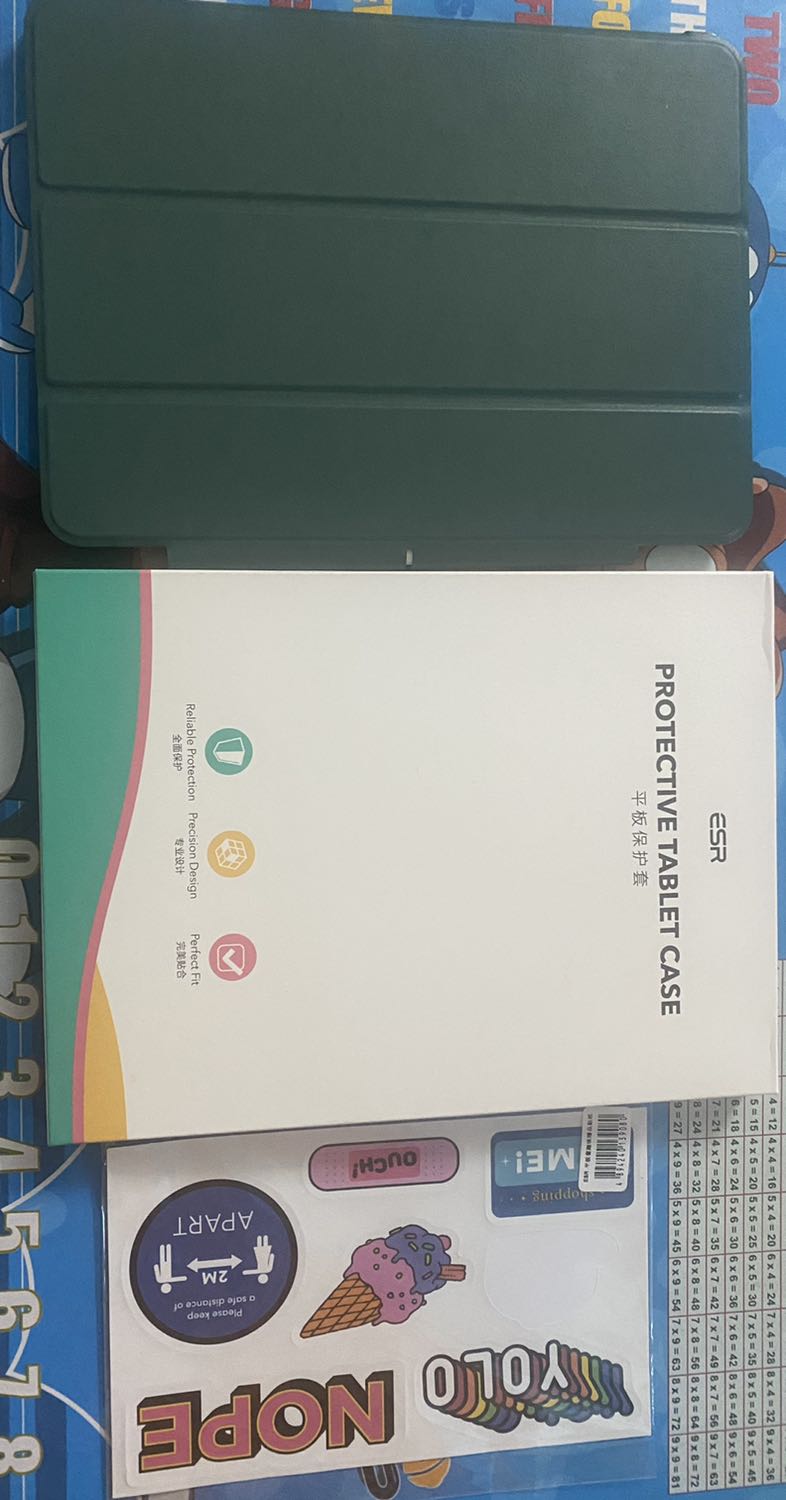 Màu xanh rất đẹp. Phần mặt trước da bán lì không dễ dính bẩn, tuy nhiên phần mặt trong tiếp xúc màn hình dạng nhung mềm nên khi dùng để kê thì dễ bị bám bẩn mà rất khó để lau chùi. Phần ốp sau lưng bằng nhựa cứng, các chốt giữ chỉ lùi ở mép nhôm chứ không vào màn hình, các lỗ loa được khoét rất đẹp tuy nhiên nút nguồn và các nút tăng giảm âm lượng lại khoét lõm rất khó bấm và dễ lọt bụi. Ốp không làm máy trở nên cồng kềnh hay nặng nề quá nhiều. Cảm ơn cửa hàng đã gửi kèm các sticker đáng yêu!