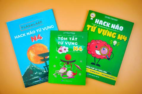 Sách in màu dày gần 350 trang rất đẹp, có kèm cách học rất phù hợp với đứa lười như mình :v . Được tặng kèm thêm cái flashcard để luyện tập từ vựng rất thích có in 2 mặt với cả ko cần cắt mà nó dập sẵn rồi mình tách ra là xong, và được tặng thêm cuốn tóm tắt từ vựng nhỏ xinh mang đi học rất tiện có 1 miếng giấy đỏ che chữ ôn tập cũng rất hay, ngoài ra mình còn được tặng thêm cả 1 cây bút nữa cơ. Mua được với giá sale hơn 300K mà nhận được toàn đồ xịn nên thấy cũng xứng đáng cho 10 sao luôn ^^ Sách in màu dày gần 350 trang rất đẹp, có kèm cách học rất phù hợp với đứa lười như mình :v . Được tặng kèm thêm cái flashcard để luyện tập từ vựng rất thích có in 2 mặt với cả ko cần cắt mà nó dập sẵn rồi mình tách ra là xong, và được tặng thêm cuốn tóm tắt từ vựng nhỏ xinh mang đi học rất tiện có 1 miếng giấy đỏ che chữ ôn tập cũng rất hay, ngoài ra mình còn được tặng thêm cả 1 cây bút nữa cơ. Mua được với giá sale hơn 300K mà nhận được toàn đồ xịn nên thấy cũng xứng đáng cho 10 sao luôn ^^