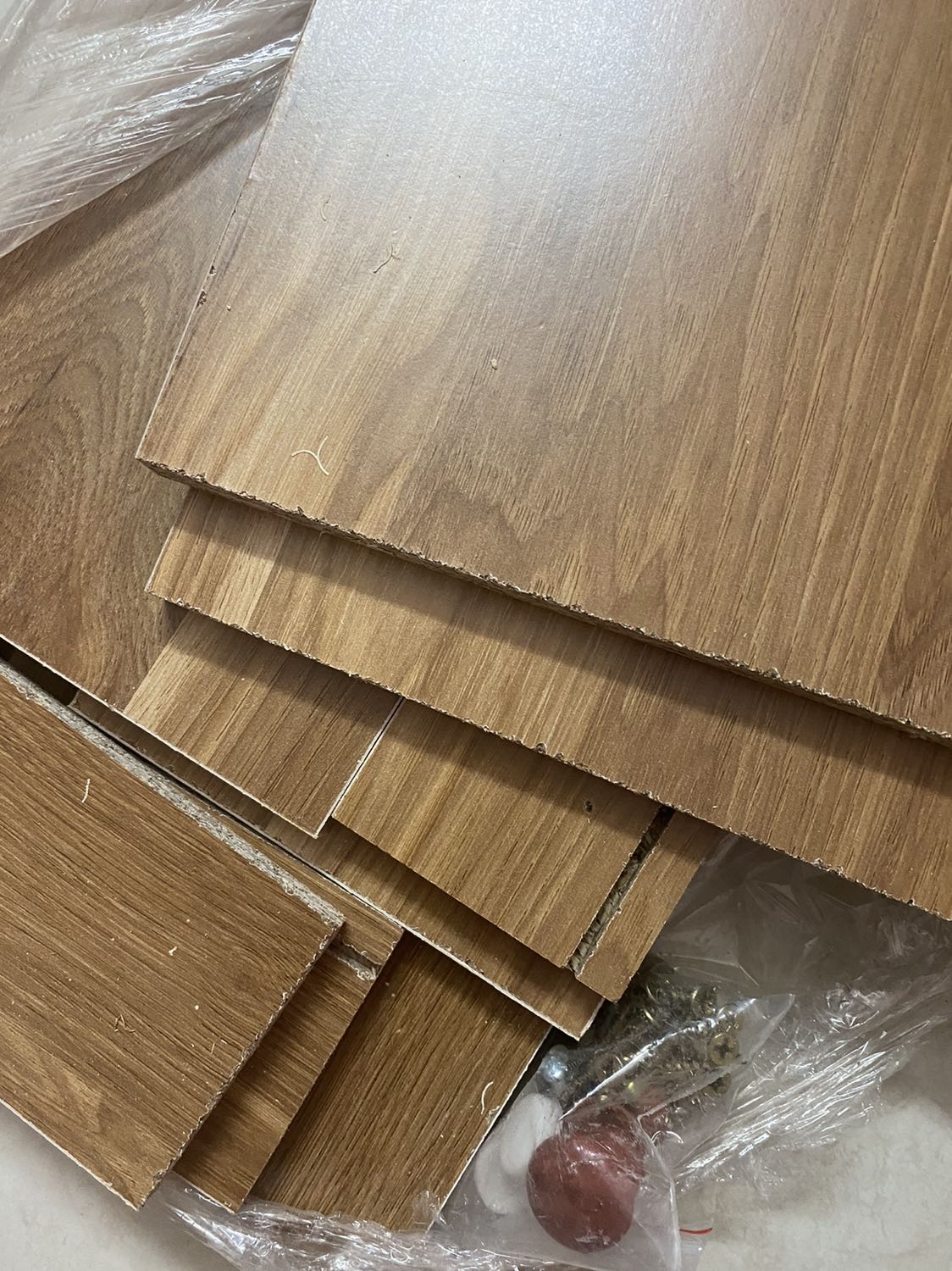 Không ngờ shop bán và giao hàng như vậy lun áh,hàng lỗi,gỗ bong tróc,lổ thì có người khoan rồi,vẫn để và giao hàng
Không nghĩ mở ra như vậy,có đổi và trả ko