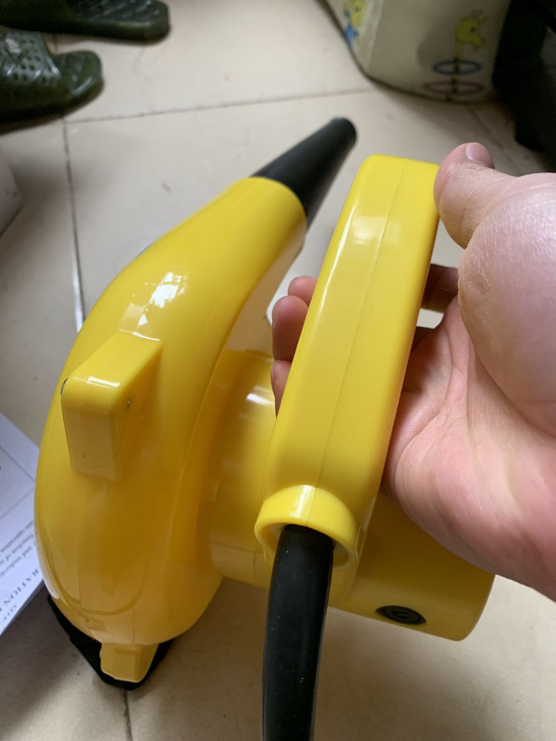 Máy cầm vừa tay, thao tác gọn. Thổi mạnh gớm, xem video nhé. Nãy mình có mở ra check thì lõi đồng như shop mô tả. 
Trước mua con máy 499k giờ cty muốn mua thêm nên thử mua máy này, bước đầu thấy cũng ngon như máy kia. Các bạn yên tâm mua nha.