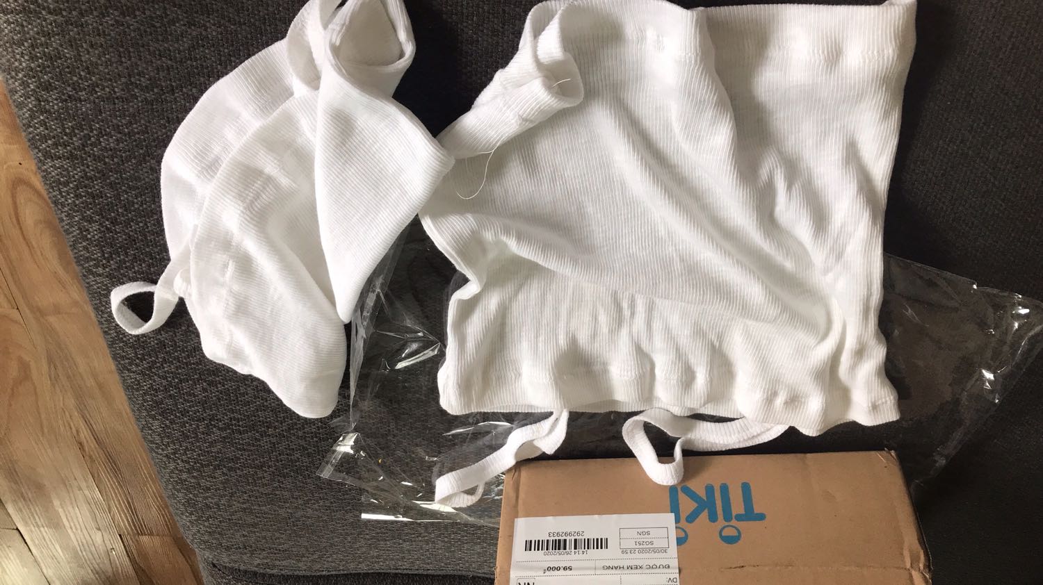 Hàng không giống hình. Rất tệ và dỏm. Khi nhận hàng vì tin tưởng tiki và nghĩ có mấy chục ngàn thôi nên không kiểm tra hàng trước khi thanh toán khi mở ra thì thật thất vọng. Đúng như nhận xét của bạn Nguyễn Thị Hồng ở trên vậy.