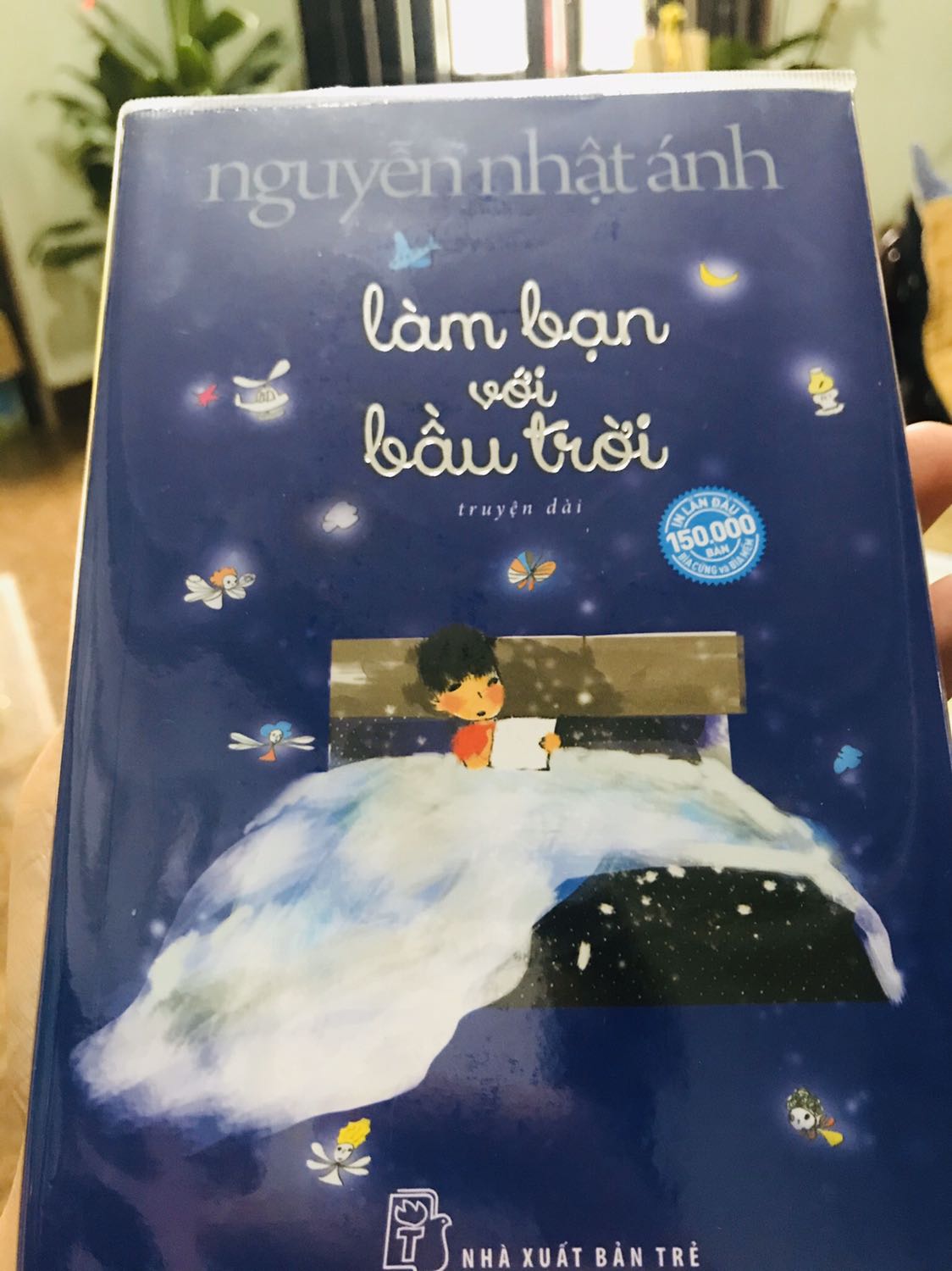 Một câu chuyện hoàn hảo và nhân văn, chứa đựng trong đó là một tâm hồn trong sáng đầy tình thương yêu. Tuy vậy, nó vẫn đan xen những nỗi buồn sâu thẳm giữa bầu trời đầy sao và ánh trăng. Chất văn của bác Ánh thì không lẫn vào đâu được, xứng đáng là người kể chuyện cho tuổi thơ, phản ánh cái chất trong trẻo và thơ ngây một cách chân thực của những năm tháng mà ai trong mỗi chúng ta đều đã trải qua.
Chất lượng sách của NXB Trẻ thì không phải bàn cải, hảo hạng. Cảm giác cầm trên tay thật thích thú, trang trí bìa lại bắt mắt làm cho giá trị quyển sách càng tăng thêm.
Các bạn sẽ nhận được nhiều giá trị khi đọc xong câu chuyện “Làm bạn với bầu trời” Một câu chuyện hoàn hảo và nhân văn, chứa đựng trong đó là một tâm hồn trong sáng đầy tình thương yêu. Tuy vậy, nó vẫn đan xen những nỗi buồn sâu thẳm giữa bầu trời đầy sao và ánh trăng. Chất văn của bác Ánh thì không lẫn vào đâu được, xứng đáng là người kể chuyện cho tuổi thơ, phản ánh cái chất trong trẻo và thơ ngây một cách chân thực của những năm tháng mà ai trong mỗi chúng ta đều đã trải qua.
Chất lượng sách của NXB Trẻ thì không phải bàn cải, hảo hạng. Cảm giác cầm trên tay thật thích thú, trang trí bìa lại bắt mắt làm cho giá trị quyển sách càng tăng thêm.
Các bạn sẽ nhận được nhiều giá trị khi đọc xong câu chuyện “Làm bạn với bầu trời”