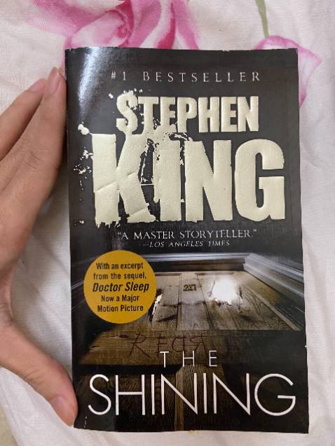 Về phần nội dung thì không có gì bàn cãi nhưng phần in ấn và khổ sách thì rất bất lợi cho người đọc. 

Khổ sách rất nhỏ, chỉ bằng 1 gang tay của mình, tay của mình đã bé rồi nên các bạn có thể tưởng tưởng ra sách sẽ bé như thế nào. Khổ sách nhỏ nên chữ cũng nhỏ theo, in chi chích đọc rất mỏi mắt. Chất lượng giấy cũng không tốt, giấy là loại giấy tái chế, dễ rách, dễ mục nát.

Còn về mực in thì chắc là thảm hoạ, mực kém chất lượng thật sự, chỉ cần ngón tay quẹt lên là chữ sẽ bị lem ra, mực in cả vào từng ngón tay, rồi mỗi lần highlight lên sách là màu chữ bay theo cây bút dạ quang luôn. Bạn nào mà có mồ hôi tay nhiều là coi như xong, nó sẽ thấm ướt cả cuốn sách.

Nói chung mình khuyên các bạn nên mua ebook hoặc in file ra đọc vì sách này sản xuất quá kém.

TIki giao hàng nhanh, sách mới, được bao bọc cẩn thận.