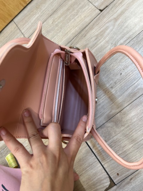 Chất liệu da mềm mãi nhỏ nhỏ xinh xinh nhìn rất đáng yew mình thích lắm mn nên thử vì rất dễ dùng cảm ơn shop nhiều ạ🥰