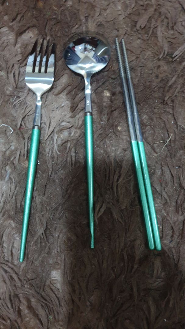 Mình cực kì hài lòng khi nhận bộ đũa, muỗng, nĩa này. Không biết những màu khác như thế nào chứ màu xanh mình chọn nhìn đẹp, lạ và sang. Nhìn ok lắm nha các bạn. Giá 103k thì cũng ổn.