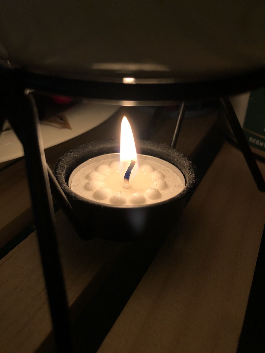 Mùi hương dễ chịu, mình xông 1 tí thôi là thơm hết phòng rồi ạ. Mình cực thích mùi cam nhé, hương nhẹ nhàng mà khử mùi trong phòng rất okkklahhh nhaa🥰 Tối nhỏ vài giọt tinh dầu xông lên nằm xem phim chill chill là bao thích ạ