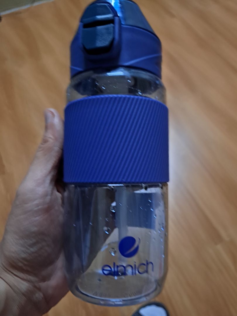 Bình đẹp, cầm chắc tay, ko dò nước, ống hút tiện lợi, ko bị mùi nhựa