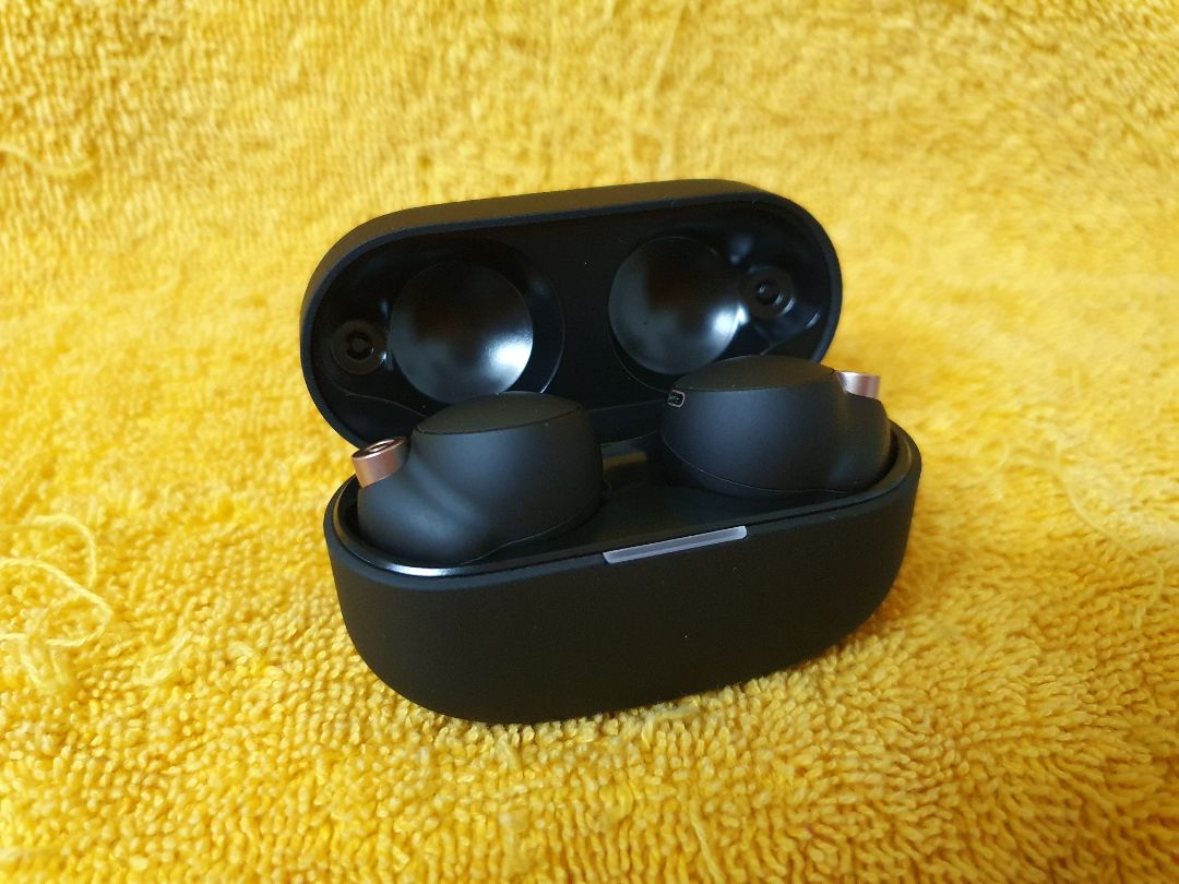 TWS đã đạt tới cái tầm gần như không còn độ trễ. Chiến thử Apex Legends phải nói là hơi bị bất ngờ. Chất lượng âm thanh thì khỏi bàn. Âm cân, không quá thiên về dải nào. Nghe nhạc rất tốt. Chơi game thì chất lượng âm thanh tự động hạ xuống một chút để không bị trễ. Chống ồn chủ và âm thanh xung quanh tuyệt vời.