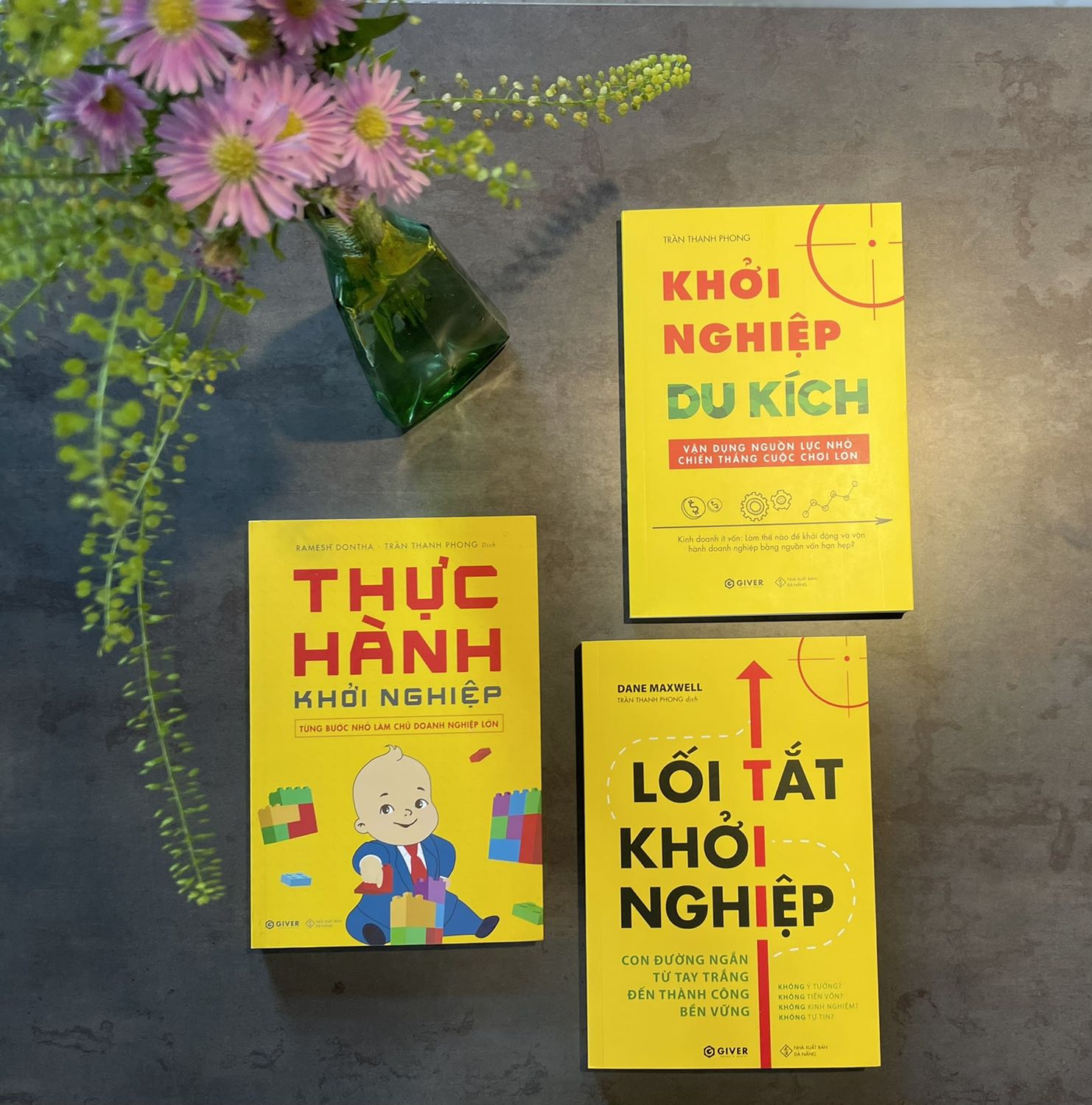 Làm sao để bắt đầu kinh doanh? Giấy phép, tiền vốn, sản phẩm nên chọn…có quá nhiều thứ phải nghĩ.
Khởi nghiệp du kích: các ý tưởng để bắt đầu khởi nghiệp dành cho người trẻ, ít vốn và ít kinh nghiệm. Đúng kiểu tinh thần chiến tranh du kích của VN ^^ 2. Sách Lối tắt khởi nghiệp: cách để triển khai kinh doanh, từ A tới Z. 3. Thực hành khởi nghiệp: như một người anh, dẫn mình đi qua những tháng ngày đầu tiên khởi nghiệp. Chỉ rõ ra ngày 1, ngày 2… những ngày sau đó nên làm gì. 
Nếu bạn cần một bản đồ tổng quan để chuẩn bị và bắt đầu kinh doanh thuận lợi trong những tháng đầu tiên thì đây là bộ sách đầy đủ nhất dành cho người Việt Nam.
Sách đẹp và giao hàng nhanh.