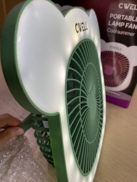 Lúc đầu mình nghĩ nó nhỏ mà nhận hàng về bất ngờ kkk nó cũng hơi to quạt cũng mát kh có tiếng ồn. Nên mua nhé 😙😗