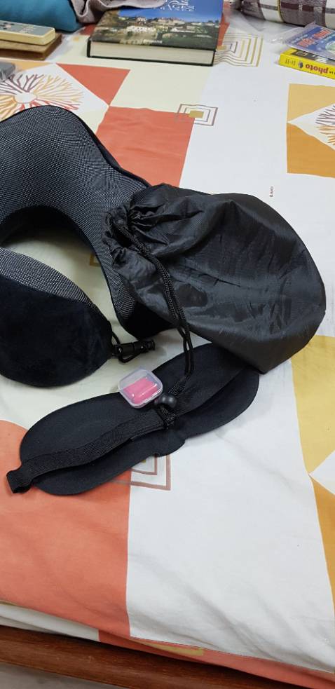 Gối màu đen, êm, đàn hồi, đeo dễ chịu.Có kính vải che mắt và bộ 2 nút tai. Có bao đựng gối.Nhà bán giao hàng sớm 1 ngày.