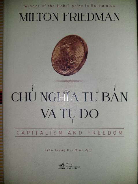 Sử dụng các nguyên lý kinh tế cơ bản, những dữ kiện thực tế nền kinh tế Mỹ và chính sách can thiệp ***, “ Chủ nghĩa tư bản và tự do “ là tập hợp những bài viết phân tích, luận giải đánh giá ưu khuyết điểm của tự do cạnh tranh cùng với sự can thiệp của Nhà nước vào nền kinh tế từ các chính sách điều tiết kinh tế vĩ mô cho đến các chính sách giáo dục, an sinh, phúc lợi xã hội.
Cũng theo Friedman những người theo chủ nghĩa tự do mới không mong sẽ duy trì các can thiệp quá sâu của nhà nước vào quyền tự do, tuy vậy hiển nhiên là họ muốn duy trì những can thiệp mà bản thân nó có thể thúc đẩy quyền tự do. “ Gìn giữ quyền tự do là tấm khiên bảo vệ tính chính danh cho việc giới hạn và phân tán quyền lực của ***, đồng thời cũng là nền tảng xây dựng sự tiến bộ của nền văn minh, dù là trong kiến trúc hay hội họa, trong khoa học tự nhiên hay xã hội, trong nông nghiệp hay công nghiệp, bởi thành tựu chưa bao giờ xuất hiện trong chế độ tập quyền”